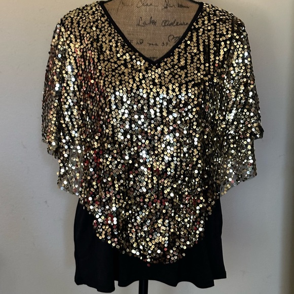 Gorgeous sequined top-New! - Picture 1 of 3